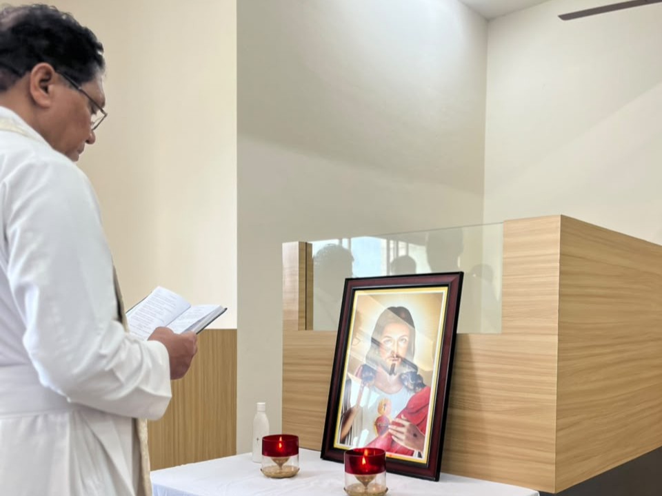Blessing Ceremony Held for New Sixth Floor at East Campus (5)