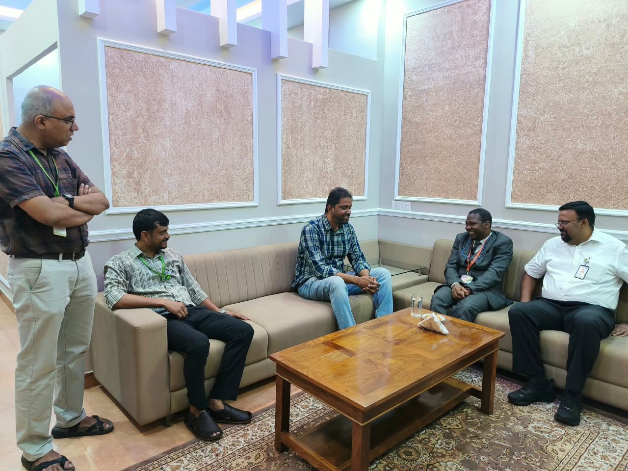 Department of Physics Hosts Lecture on “The Usefulness of NANO World in the MICRO World” (2)