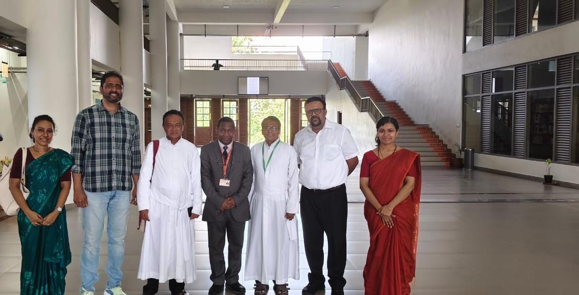 Department of Physics Hosts Lecture on “The Usefulness of NANO World in the MICRO World” (4)