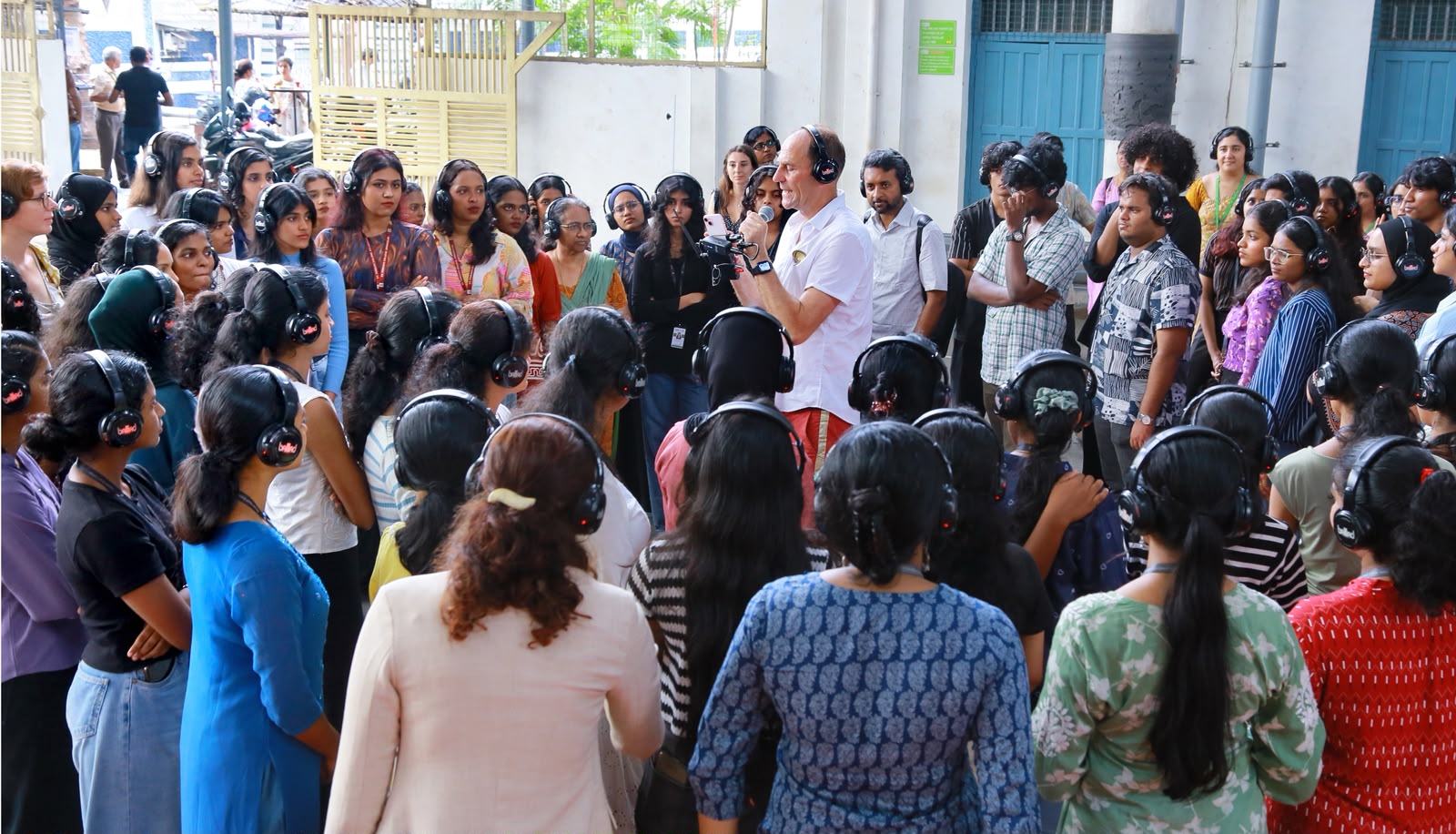 French Immersive Performance bAlllAd Enchants Sacred Heart College Campus (1)