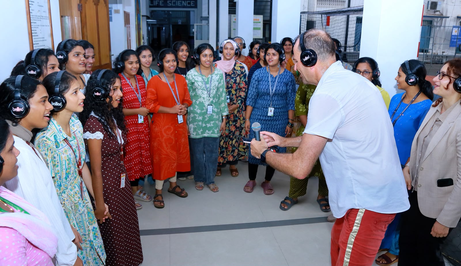 French Immersive Performance bAlllAd Enchants Sacred Heart College Campus (3)