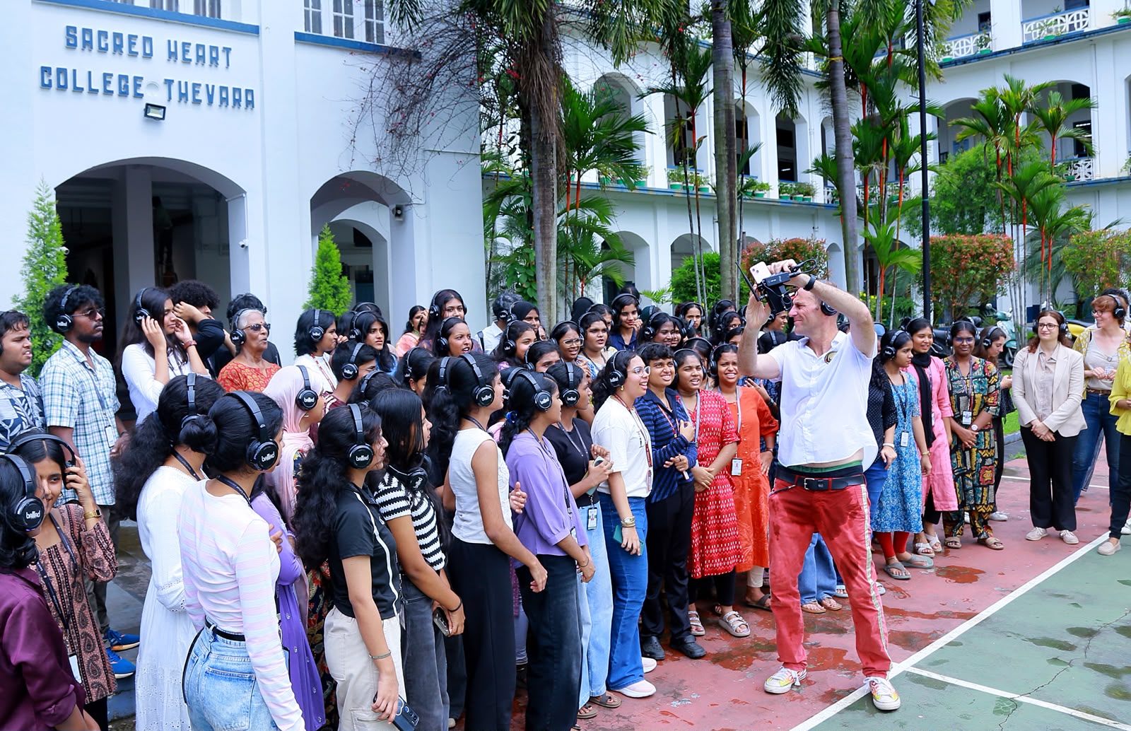 French Immersive Performance bAlllAd Enchants Sacred Heart College Campus (4)