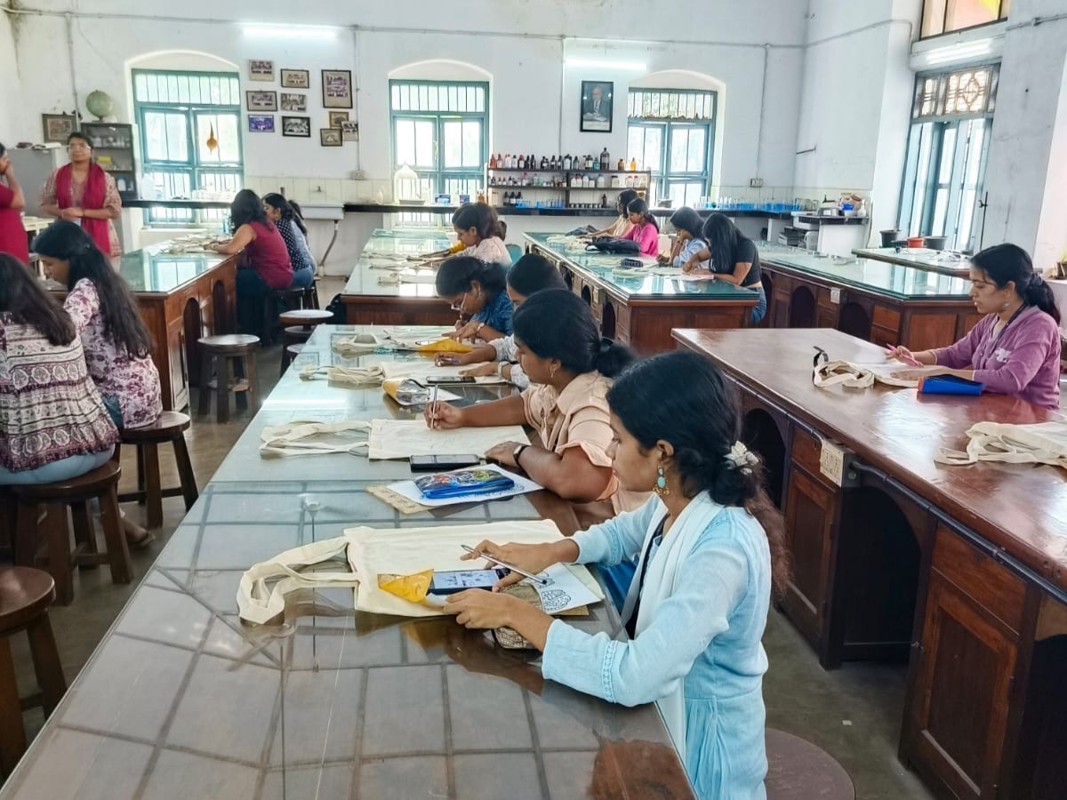 Painted with Heart, for the women we love - Tote Bag Painting Workshop (2)