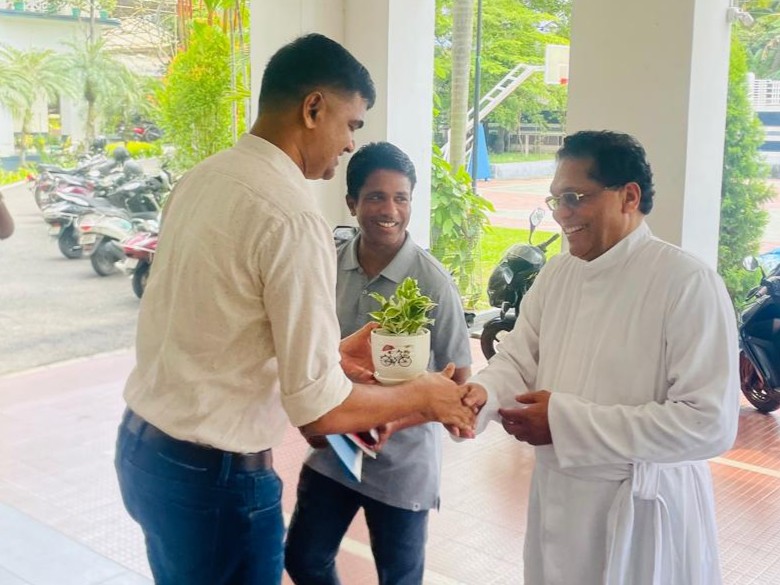 Sacred Heart College (Autonomous), Thevara Welcomes Manager Rev. Fr. Varghese Puthusserry CMI (1)