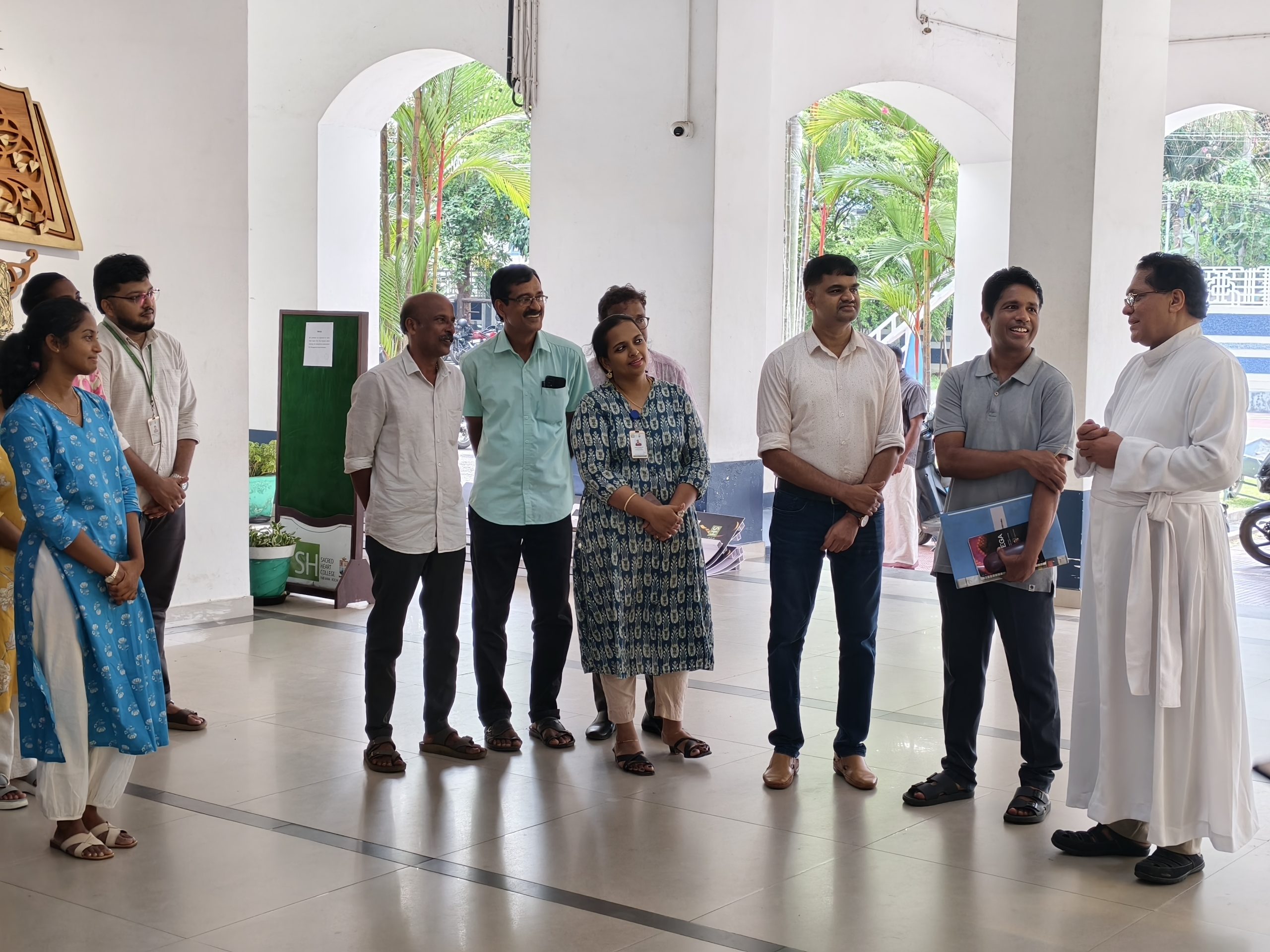 Sacred Heart College (Autonomous), Thevara Welcomes Manager Rev. Fr. Varghese Puthusserry CMI (1)