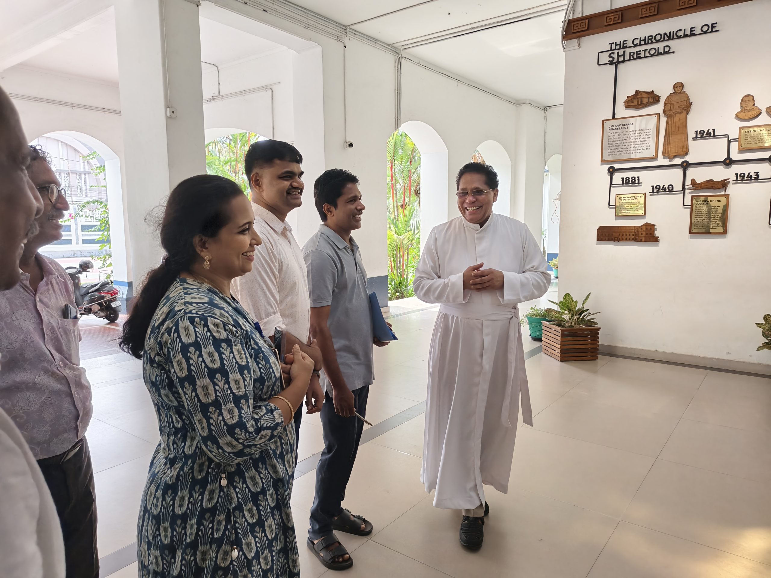 Sacred Heart College (Autonomous), Thevara Welcomes Manager Rev. Fr. Varghese Puthusserry CMI (2)